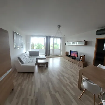 Koloseo 2 Bedrooms - Free Garage Parking, View, 3rd Floor * Pressburg