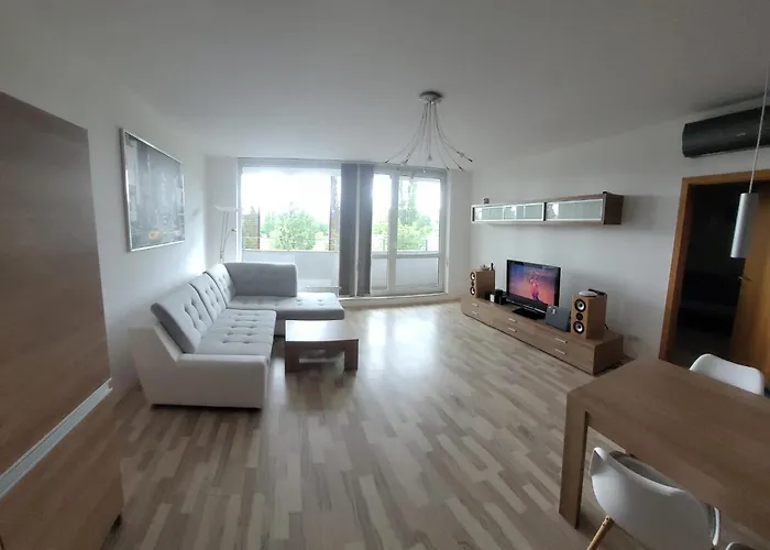 Koloseo 2 Bedrooms - Free Garage Parking, View, 3rd Floor * ブラチスラヴァ