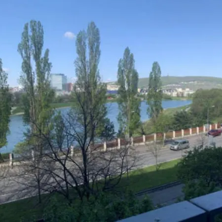 Апартаменти Koloseo 2 Bedrooms - Free Garage Parking, View, 3rd Floor Братислава