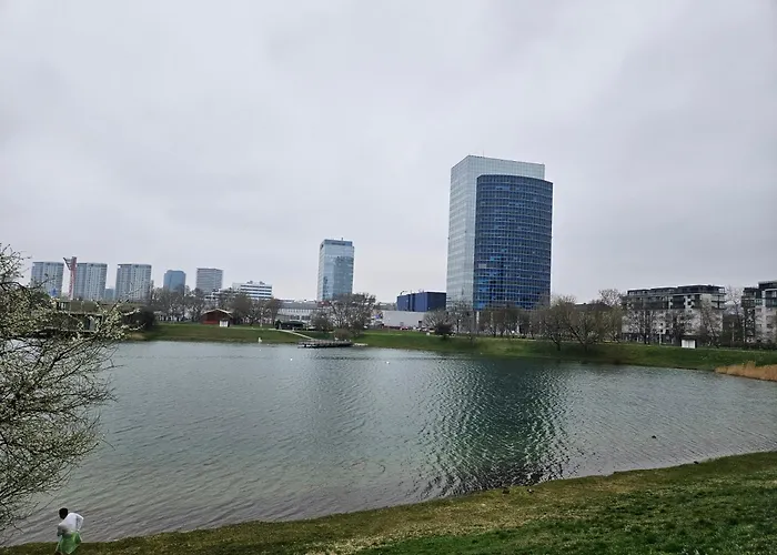 Koloseo 2 Bedrooms - Free Garage Parking, View, 3rd Floor Μπρατισλάβα